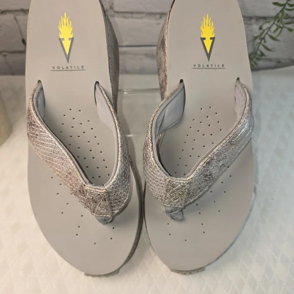 Volatile Metallic Taupe Snake-Texture Wedge Thong Sandals PLATFORM SUMMER SIZE 7 - Picture 2 of 9